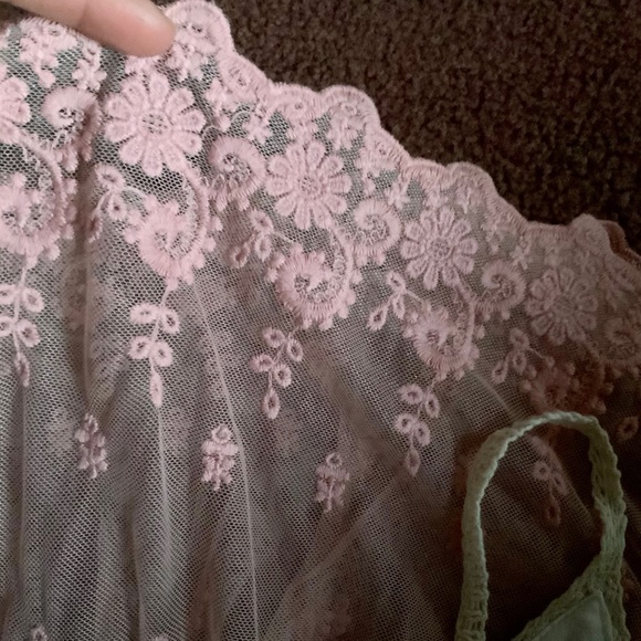 Beautiful laced top - Picture 5 of 5